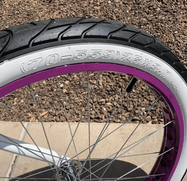 Breite Weißwandreifen 26x3 Zoll, zwei Reifen und Schläuche: Fahrspaß garantiert!